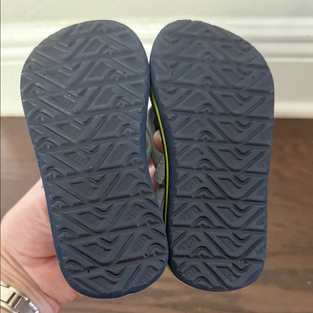 NWOB Reef Kids Dinosaur Print Flip Flops Sandals Size 8